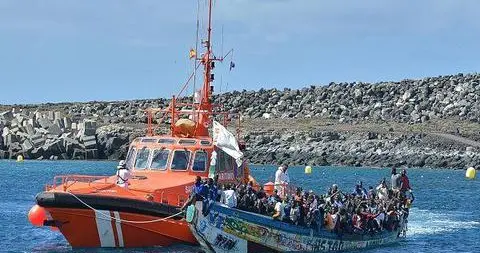 在海上漂流55天的5名渔民在获救后抵达了加拉帕戈斯群岛