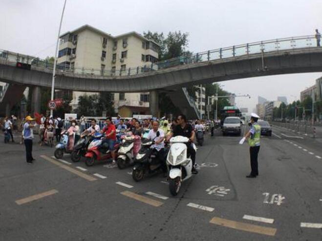 高峰时段，一名少女在公交车上遭到性侵，警方展开了搜捕行动